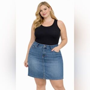 Waist 22 inches.  length 21 inches Old Navy denim skirt size 22